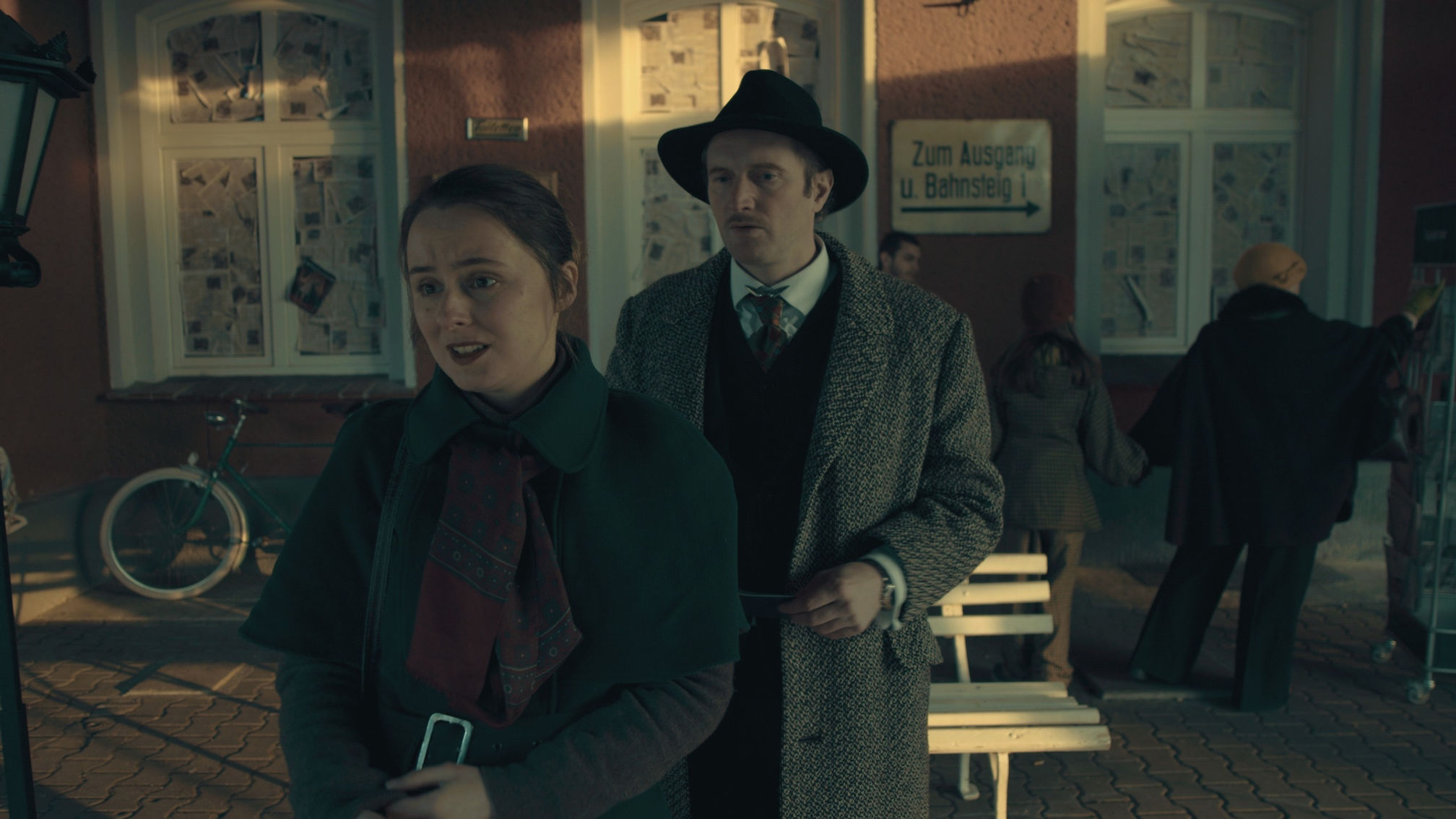 ZWISCHEN ZWEI WELTEN